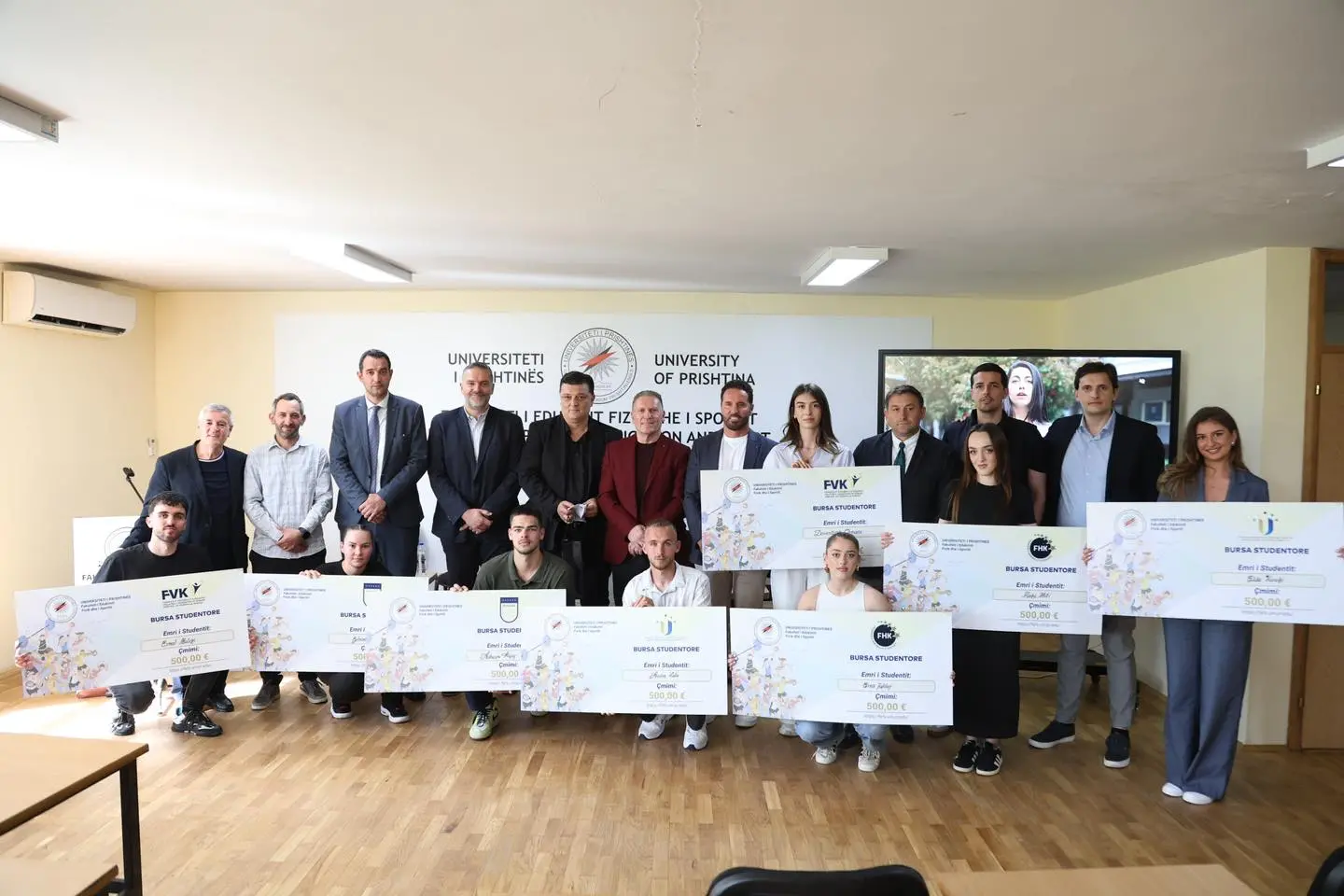 Ndahen bursat për studentët